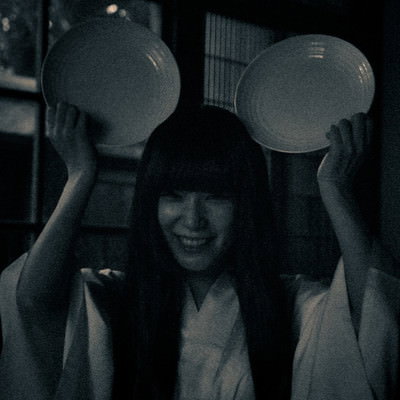 著作権に考慮した結果、皿を掲げる女性の写真