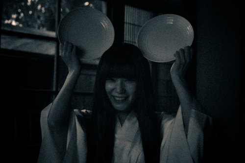 著作権に考慮した結果、皿を掲げる女性