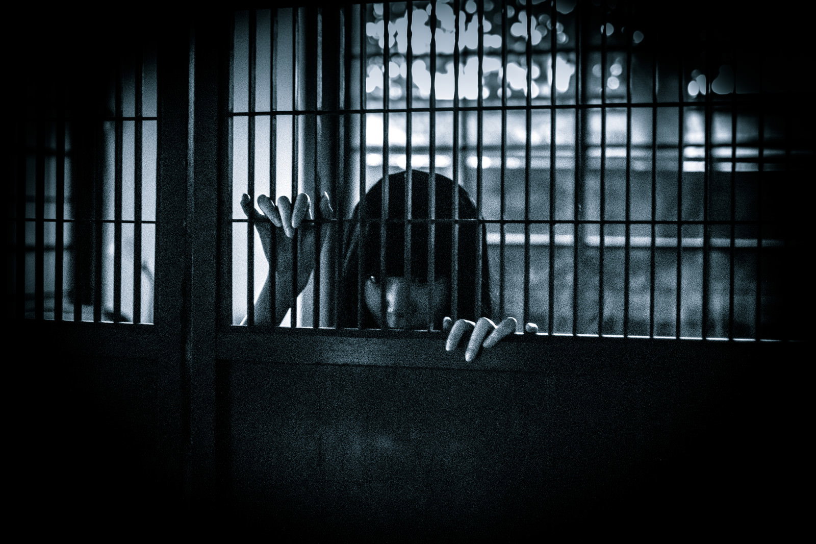 古い格子戸から外を覗き見る女［モデル：緋真煉］