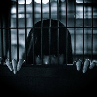 めっちゃオシャレして来てんけど、暗い牢屋の奥から凝視する女性の写真