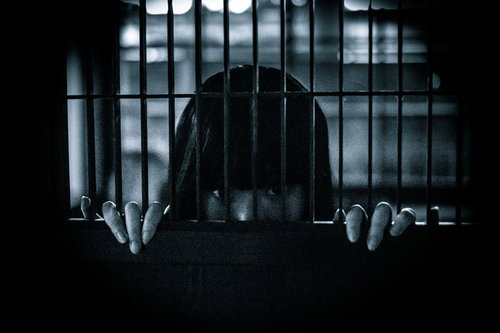 めっちゃオシャレして来てんけど、暗い牢屋の奥から凝視する女性