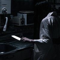 深夜の台所で包丁を握る女性、いつもと違う３分クッキングの写真