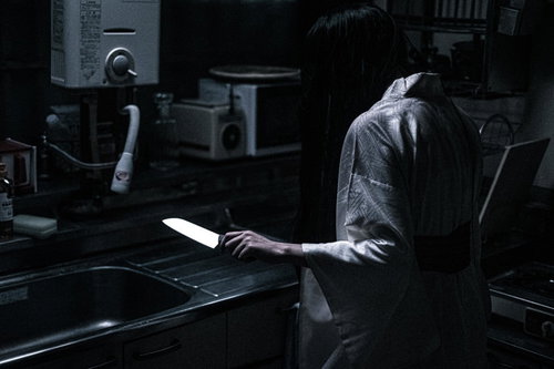 深夜の台所で包丁を握る女性、いつもと違う３分クッキング