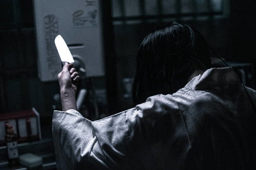 暗闇の中で包丁を握る異様な雰囲気での料理のはじまり