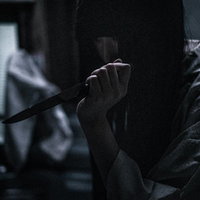 興奮して刃物を振りかざす女性の恐怖シーンの写真