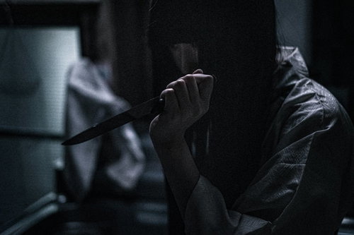 興奮して刃物を振りかざす女性の恐怖シーン