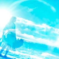 懐かしい思い出に浸る女性のシルエット（回想）の写真