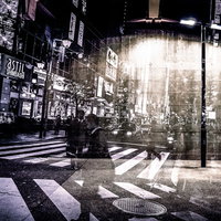 夜の繁華街をフォトモンタージュで重ねた交差点の写真