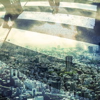 横断歩道を渡る人と都市の航空写真が重なる二重露光の街の写真