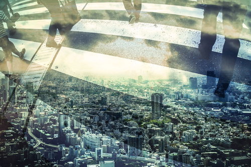 横断歩道を渡る人と都市の航空写真が重なる二重露光の街