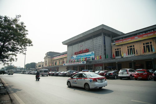 ベトナムハノイの鉄道駅前広場と駅舎の都市風景