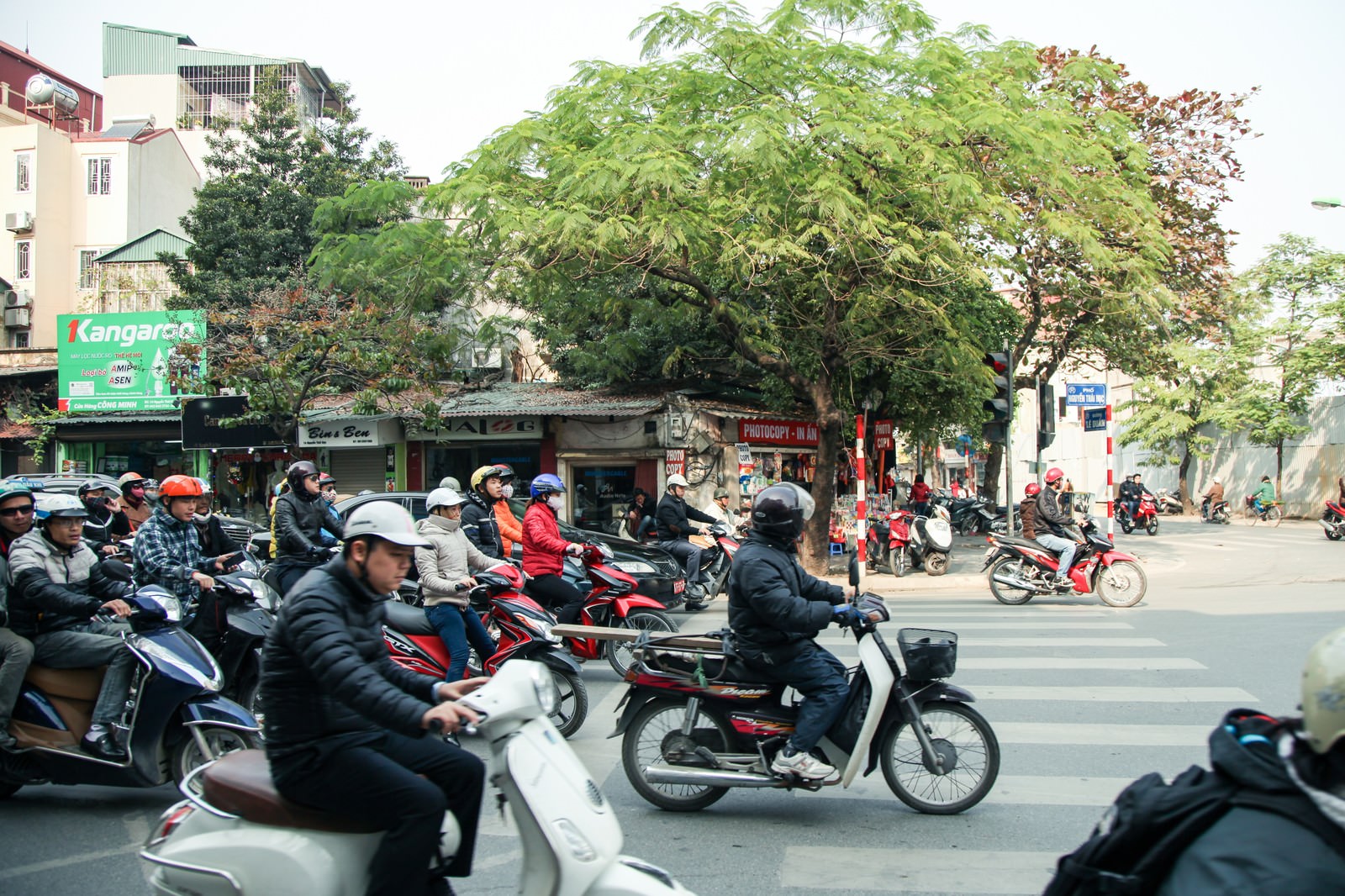 ハノイ市街の道路に多数のバイクが停車している風景