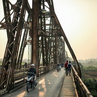 ロンビエン橋の夕暮れ時のシルエットの写真