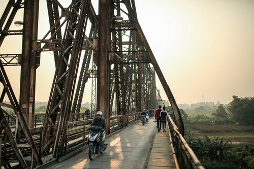 ロンビエン橋の夕暮れ時のシルエット