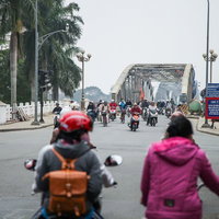 ベトナムフエの鉄橋を渡るバイク族の日常風景の写真