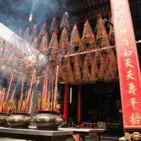 天后宮（ティエンハウ廟）の天井から吊るされた渦巻き線香の写真