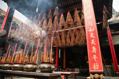 天后宮（ティエンハウ廟）の天井から吊るされた渦巻き線香