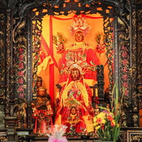 ベトナムの天后宮（ティエンハウ廟）の赤と金の祭壇の写真