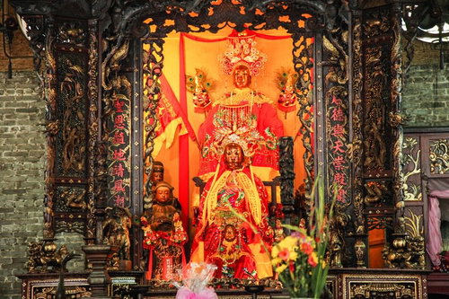 ベトナムの天后宮（ティエンハウ廟）の赤と金の祭壇