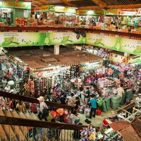 ベトナム（ホーチミン）の密集した小売施設とマーケットの写真