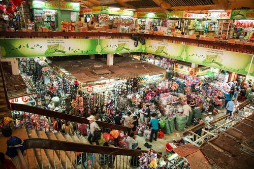 ベトナム（ホーチミン）の密集した小売施設とマーケット