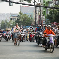 ものすごい数のバイクの列がひしめくベトナムホーチミンの道路の写真