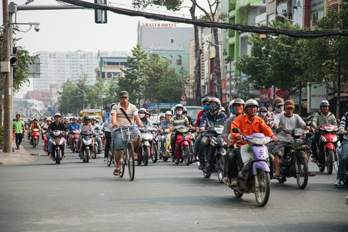 ものすごい数のバイクの列がひしめくベトナムホーチミンの道路