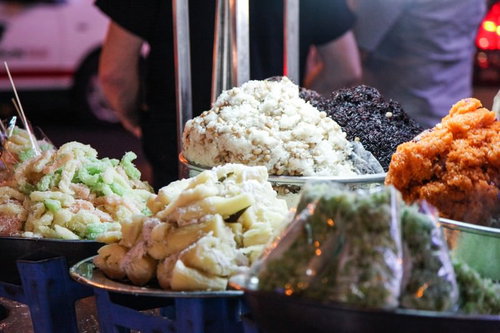 ベトナムのナイトマーケットで並ぶ屋台の食材と料理