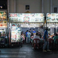 ベトナム料理が食べられる屋台が立ち並ぶ屋台村の写真