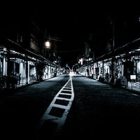 寝静まる夜の商店街のシャッター街の無人風景の写真
