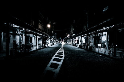 寝静まる夜の商店街のシャッター街の無人風景