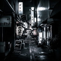 居酒屋やスナックが並ぶ夜の路地裏の夜景風景の写真