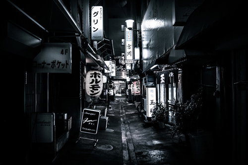 居酒屋やスナックが並ぶ夜の路地裏の夜景風景