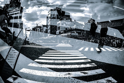 下町の交差点を行き交う人々（フォトモンタージュ）