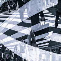 人混みと横断歩道が重なるフォトモンタージュの写真