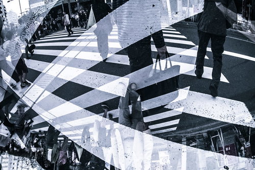 人混みと横断歩道が重なるフォトモンタージュ