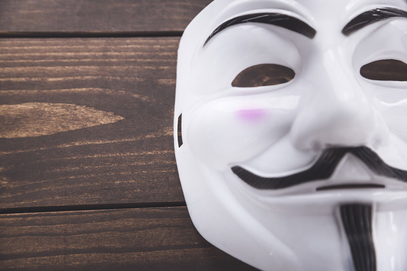 木製テーブルの上に置かれた白い仮面