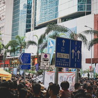 人であふれる香港の反送中デモの現場の群衆と抗議活動の写真