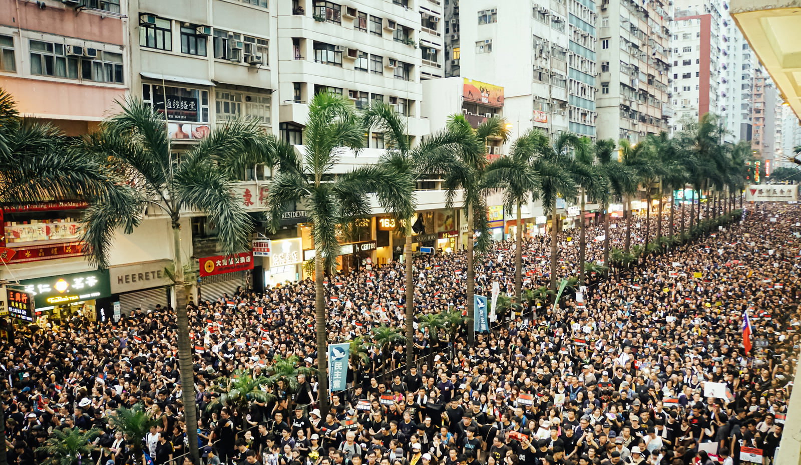 香港の街路を埋め尽くす数百万人規模の群衆がデモ行進する上空からの風景