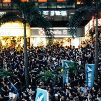 香港デモで夜間に路上を歩く人々の群衆と街頭抗議活動の写真