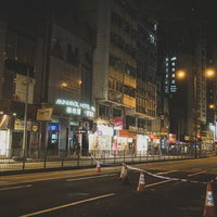 夜間の香港デモで道路を封鎖するカラーコーンの写真
