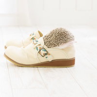 靴にすっぽり隠れるハリネズミの横顔の写真