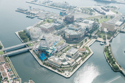 横浜みなとみらいの観覧車と港湾施設の空撮