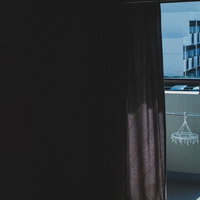 単身赴任、ワンルームの窓からの外の風景と室内の写真