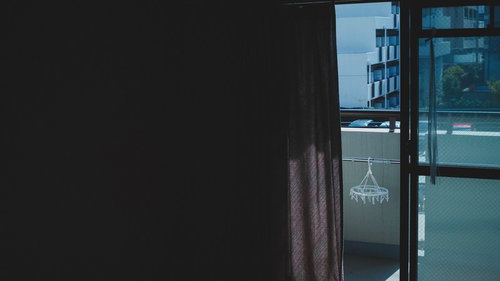 単身赴任、ワンルームの窓からの外の風景と室内