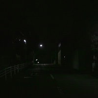 街灯があっても暗い夜道の風景 懐中電灯が必要な不気味で危険な夜間の道路の写真
