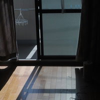 ワンルームに引っ越し、窓から日光が差し込む部屋の写真