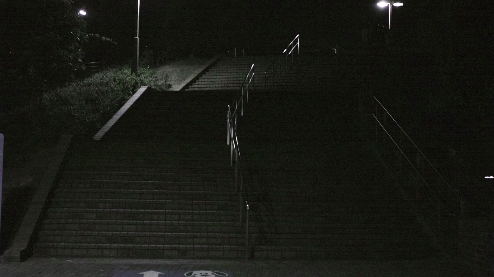 錆と汚れが目立つ古い建物の外壁と非常階段