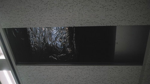 天井に大きな穴が空いた室内の破損状態と修理箇所