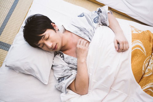 伊東温泉旅館で疲労困憊して爆睡する若手社員